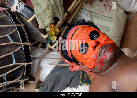 Theyyam Performer, bemaltem Gesicht, Vorbereitung für ein Ritual, in der Nähe von Kasargod, North Kerala Süd-Indien, Asien Stockfoto