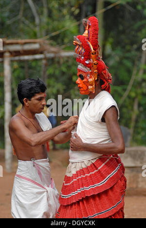 Theyyam Performer Vorbereitung für ein Ritual, in der Nähe von Kasargod, North Kerala Süd-Indien, Asien Stockfoto