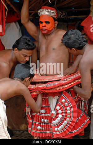 Theyyam Performer Vorbereitung für ein Ritual, in der Nähe von Kasargod, North Kerala Süd-Indien, Asien Stockfoto