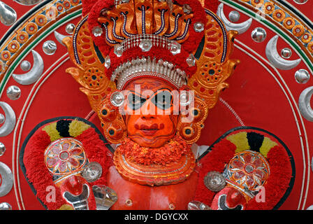 Theyyam Performer während eines Rituals, in der Nähe von Kasargod, North Kerala Süd-Indien, Asien Stockfoto