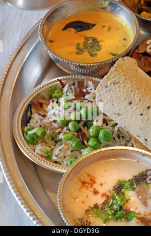 Rajasthani Thali serviert auf einem silbernen Tablett, Narain Niwas Heritage Hotel, Jaipur, Rajasthan, Nordindien, Indien, Asien Stockfoto