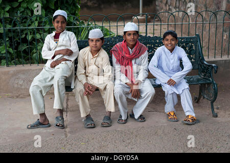 Muslimische Kinder, Connaught Place, Neu Delhi, Nordindien, Indien, Asien Stockfoto