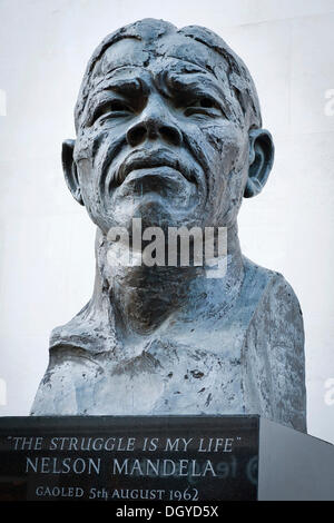 Büste von Nelson Mandela Künstlers Ian Walters, Royal Festival Hall, London, England, Vereinigtes Königreich, Europa Stockfoto