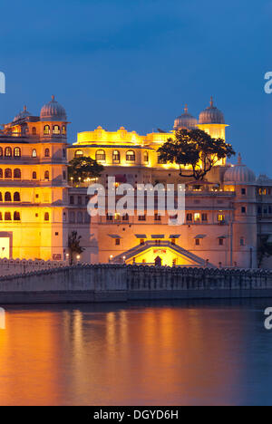 Stadtschloss, Maharana von Udaipur, Pichola-See, Udaipur, Rajasthan, Indien, Asien Stockfoto