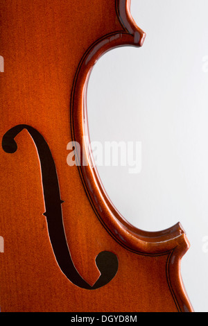 Nahaufnahme eines F-Loch auf einer Geige Stockfoto