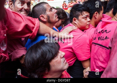 Colla Vella Xiquets de Valls. "Castellers" menschliche Turm zu bauen. Alle zwei Jahre stattfindenden Wettbewerb. Stierkampfarena. Tarragona, Katalonien, Spanien Stockfoto