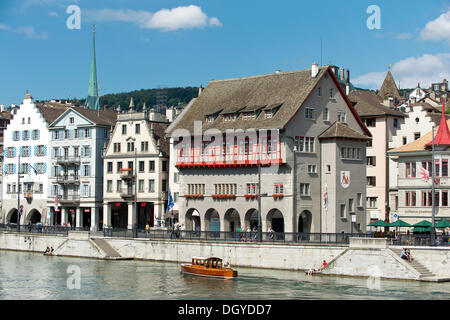 Limmat-Fluss, Limmatquai mit Zunfthaus "Zum Rueden", links, alte Stadt Zürich, Kanton Zürich, Schweiz, Europa Stockfoto
