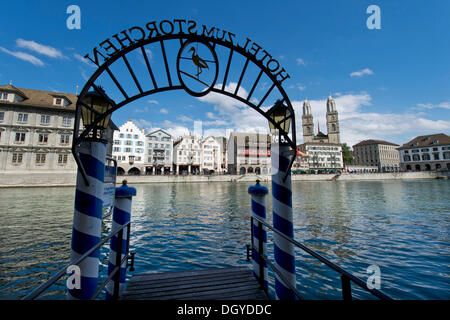 Steg des Hotels Storchen, Limmat-Fluss, Limmatquai mit Rathaus, links, Gilde Haus "Zum Rueden" Twin Towers des Stockfoto