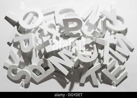 Ein Haufen von verschiedenen weißen Block Buchstaben aus dem alphabet Stockfoto