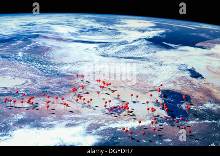 Ein Satellitenbild der Erde mit Stecknadeln an verschiedenen Standorten, digital composite Stockfoto