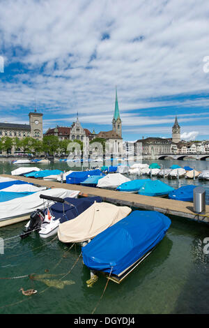 Boote auf dem Fluss Limmat, historischen Stadtteil von Zürich Fraumünster Abtei und Str. Peters Kirche, Limmatquai Kai, Zürich Stockfoto