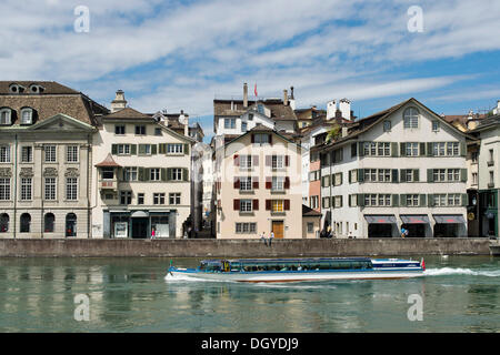 Ein Boot auf dem Fluss Limmat, Altstadt, Zürich, Schweiz, Europa Stockfoto