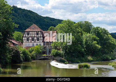 Alte Mühle, Kocher-Fluss, Wehr, Forchtenberg, Hohenlohe, Baden-Württemberg Stockfoto
