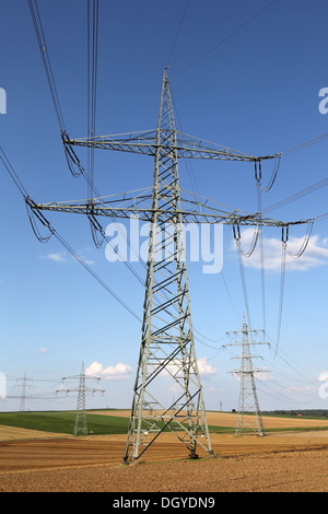 Strommasten und Linien zu einem Bereich, Leistung und Energie-Thema Stockfoto