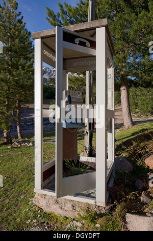 Eine Telefonzelle an einem abgelegenen Ort in der Natur Stockfoto