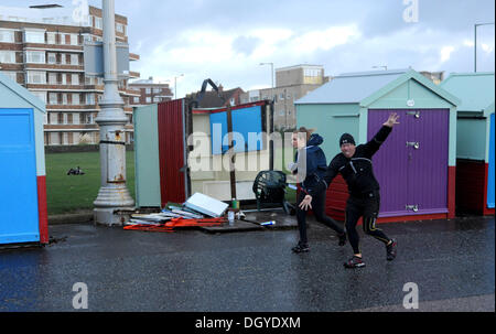 Strandhütten beschädigt durch Sturm des St. Jude Hove Brighton Seafront UK Stockfoto