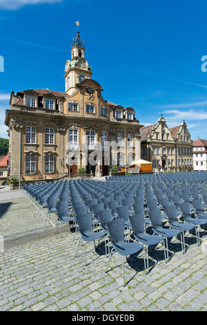 Rathaus, Stuhlreihen auf quadratischen Marktplatz, open-air-Theater, Altstadt von Schwäbisch Hall, Region Hohenlohe Stockfoto