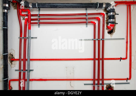 Neu installierte Heizungsrohre, Abflussrohre und Wasserleitungen an der Decke in einem alten Gebäude, Stuttgart, Baden-Württemberg Stockfoto