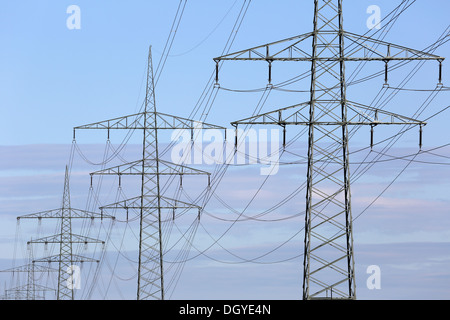 Stromleitungen bei Sonnenuntergang, Strom und Energie-Thema Stockfoto