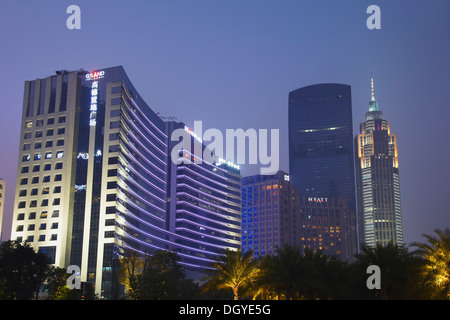 Wolkenkratzer in der Abenddämmerung, Zhujiang New Town Area, Guangzhou, Guangdong, China Stockfoto