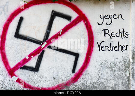 Durchgestrichenen Hakenkreuz an der Wand, Schriftzug 'Gegen Rechts-Verdreher", Deutsch für"gegen rechtsradikale", Tübingen Stockfoto