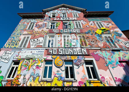 Fassade des Gebäudes LU 15, bedeckt mit bunten Graffiti, Gemeinde, Wohnprojekt, Studentenwohnheim, Tübingen Stockfoto