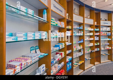 Regale mit Medikamenten, Werkstatt, Apotheke, Stuttgart, Baden-Württemberg Stockfoto