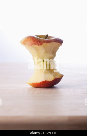 Einen frischen Apfel-Kern auf einem Tisch Stockfoto