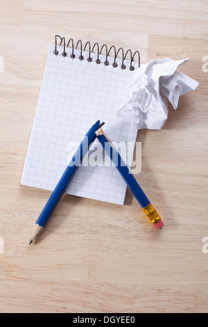 Einen leeren Notizblock mit einem gebrochenen Bleistift und zerknittertes Papierkugel drauf Stockfoto