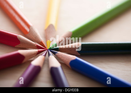 Buntstifte, angeordnet in einem Spektrum Stockfoto