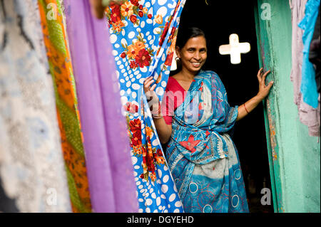 Frau in einem Slum Shibpur Bezirk, Howrah, Kalkutta oder Calcutta, West-Bengalen, Ostindien, Indien, Asien Stockfoto