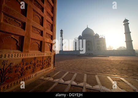 Seite der Moschee, Taj Mahal, Mausoleum, UNESCO-Weltkulturerbe, Morgenlicht, Agra, Uttar Pradesh, Indien Stockfoto