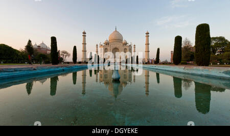 Taj Mahal-Mausoleum, UNESCO-Weltkulturerbe, spiegelt sich in einer Lache des Wassers, Agra, Uttar Pradesh, Indien Stockfoto