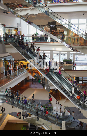 Menschen auf Rolltreppen in Festival Walk Shopping-Mall, Kowloon Tong, Kowloon, Hong Kong, China Stockfoto