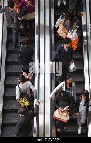 Menschen auf Rolltreppen in Festival Walk Shopping-Mall, Kowloon Tong, Kowloon, Hong Kong, China Stockfoto