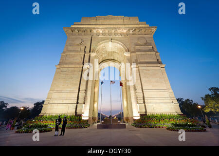 Soldaten bei Amar Jawan Jyoti, India Gate All India War Memorial von Sir Edwin Lutyens, New Delhi, Delhi, Indien Stockfoto