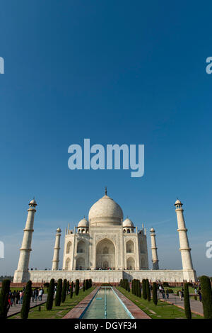 Taj Mahal-Mausoleum, UNESCO Weltkulturerbe, betrachtet durch einen Torbogen, Agra, Uttar Pradesh, Indien Stockfoto