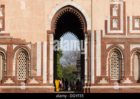 Qutb Minar Komplex, Hauptzugang Alai Darwaza, UNESCO Weltkulturerbe, New Delhi, Delhi, Indien Stockfoto