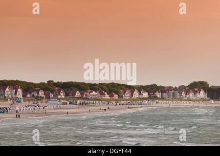 Strand, Liegestühle, Villen, Warnemünde, Rostock, Mecklenburg-Western Pomerania, Deutschland Stockfoto