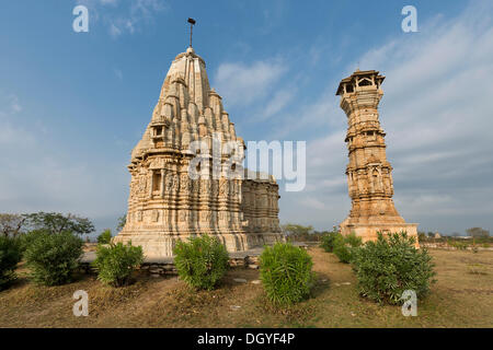 Mahavira Tempel und Kirti Stambha, der Sieg-Turm der Jains, errichtet zu Ehren des ersten Jain Tirthankara Adinath Stockfoto