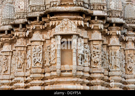 Dekorative Skulpturen, Detail auf Mahavira Jain-Tempel, Chittorgarh Fort Berg, Chittorgarh, Rajasthan, Indien Stockfoto