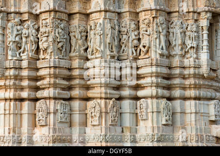 Dekorative Skulpturen, Detail auf Mahavira Jain-Tempel, Chittorgarh Fort Berg, Chittorgarh, Rajasthan, Indien Stockfoto