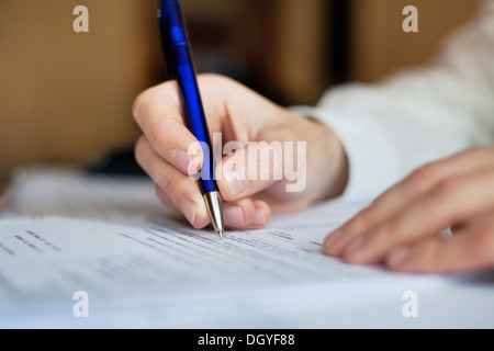 Business-Mann arbeitet mit Dokumenten im Büro, Papierkram Stockfoto