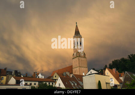 Stürmisches Wetter über Kirche St. Jodok, Landshut, Bayern Stockfoto