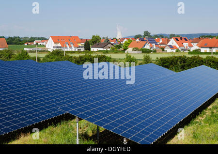 Sonnenkollektoren auf einem Solarpark, Dorf, Isar 2 Kernkraftwerk auf der Rückseite, Landshut, Bayern Stockfoto