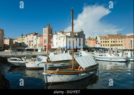 Boote im Hafen von Rovinj, Istrien, Kroatien, Europa Stockfoto