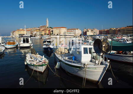Boote im Hafen von Rovinj, Istrien, Kroatien, Europa Stockfoto