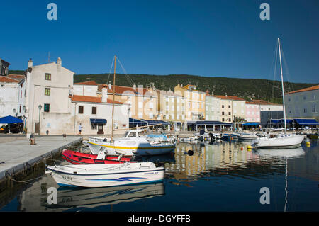 Boote im Hafen von der Stadt Cres, Insel Cres, Adria, Kvarner Bucht, Kroatien, Europa Stockfoto