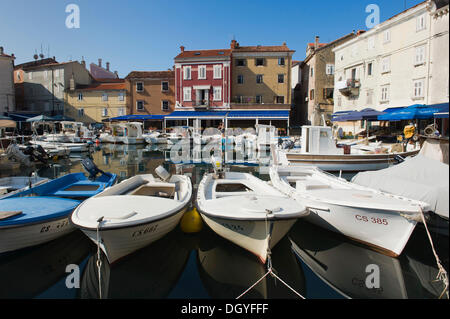 Boote im Hafen von der Stadt Cres, Insel Cres, Adria, Kvarner Bucht, Kroatien, Europa Stockfoto