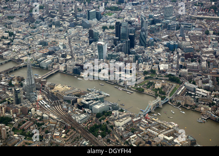Luftaufnahme von London mit der Tower Bridge, The Shard, Tower of London und Banken Stockfoto